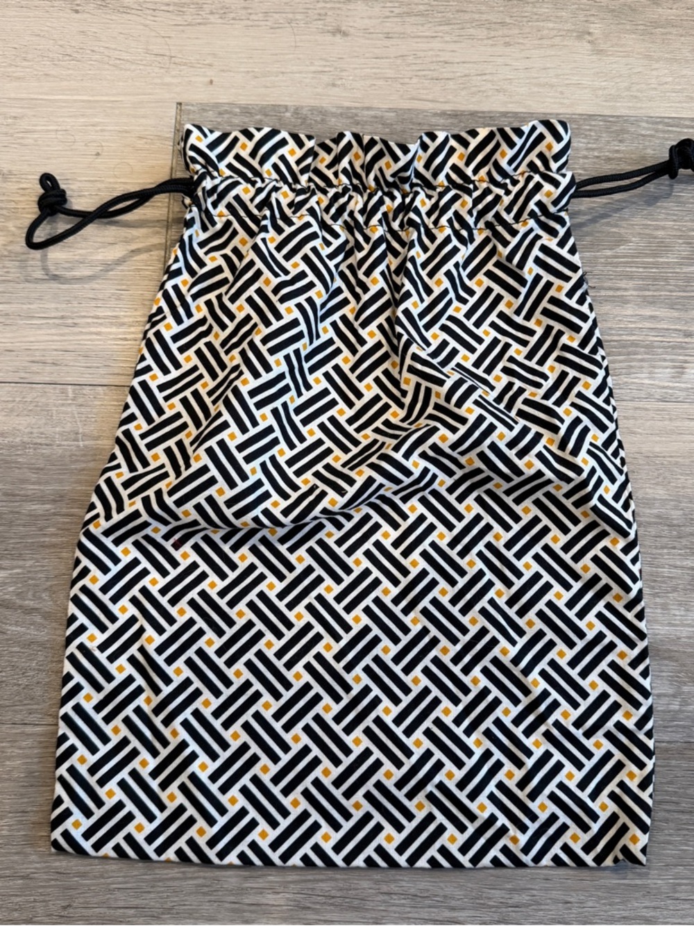 Like new Vera Bradley Geometric Black White Yellow Accessory Drawstring Bag